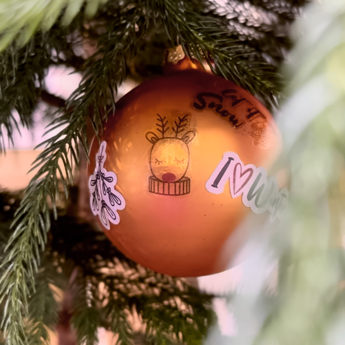 Tattoo your Christmas baubles – DIY edition